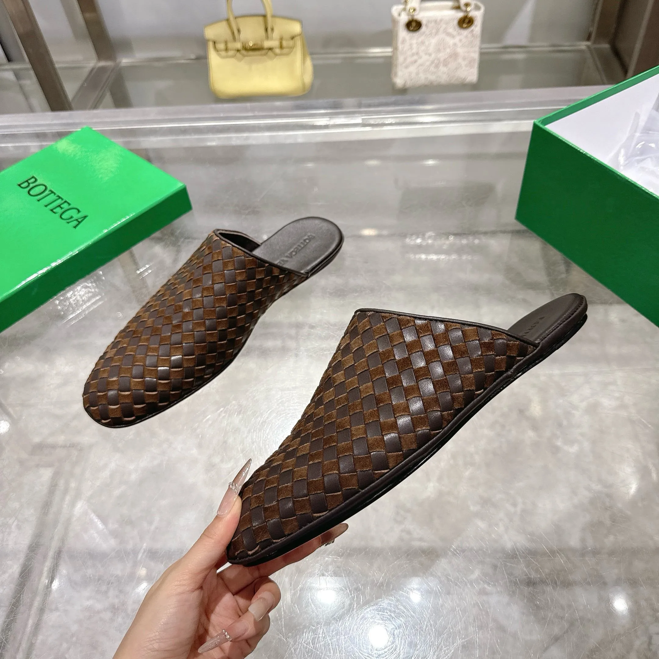 [BV] Top P: 720💰Size for couples: Female 35-39 Male 39--44 (Female 40. Male 38.45.46.47 customization is not returnable) [Note‼ ️] Add 💰 to size 46, add 💰 to size 47. Bottega Veneta's 2025 autumn counter synchronized genuine leather outsole classic woven half-drag couple model Bottega Veneta square toe flat shoes, imported mixed sheepskin, imported sheep! Leather outsole! [Rose][Rose]! Purely hand-woven and operated, the original board is reproduced one-to-one! quality assurance!